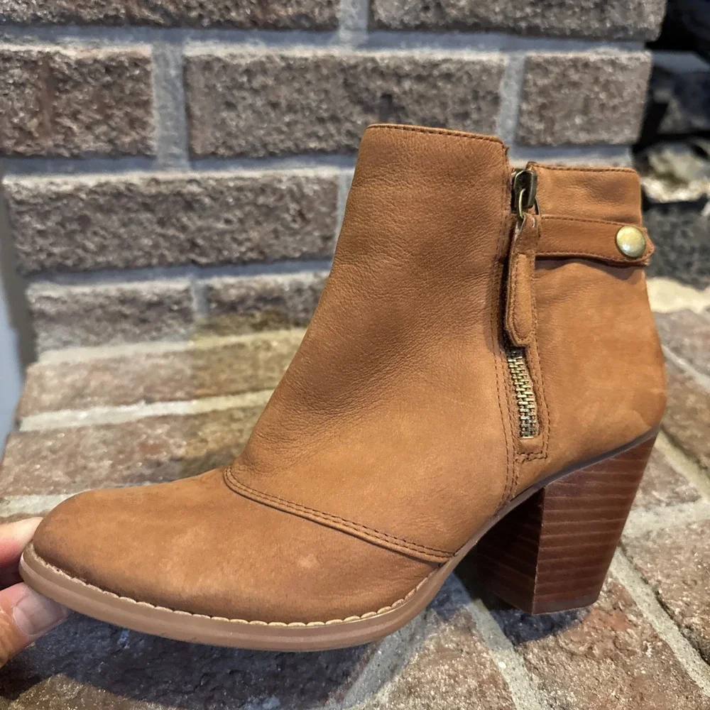 Gianni Bini Boots Womens 6.5M Ankle Booties Heel Side Zip Brown Leather Round